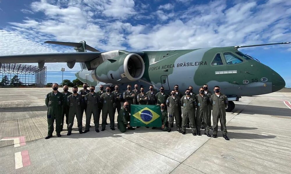 Avião da FAB pousa na Polônia para entregar doações e repatriar brasileiros