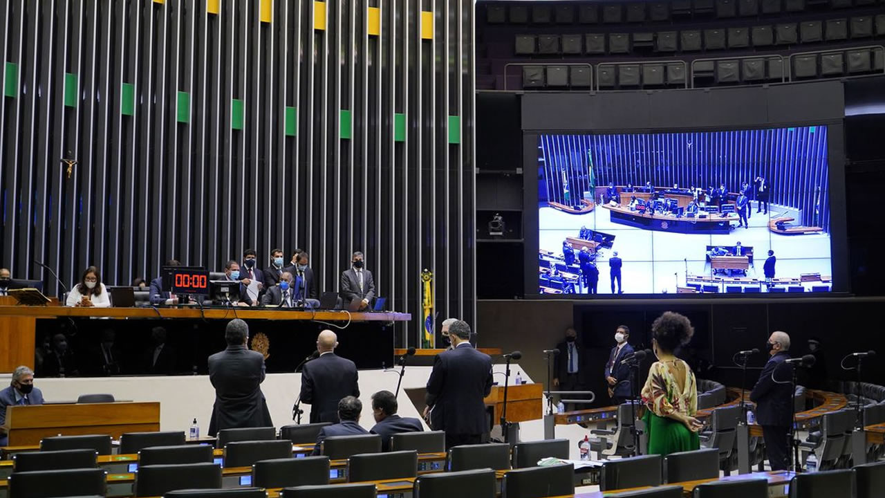 Câmara aprova MP com piso permanente de R$ 400 para Auxílio Brasil