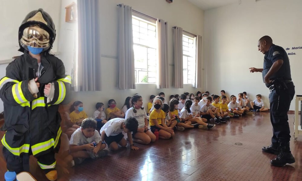 Escola Champagnat recebe projeto Bombeiro na Escola