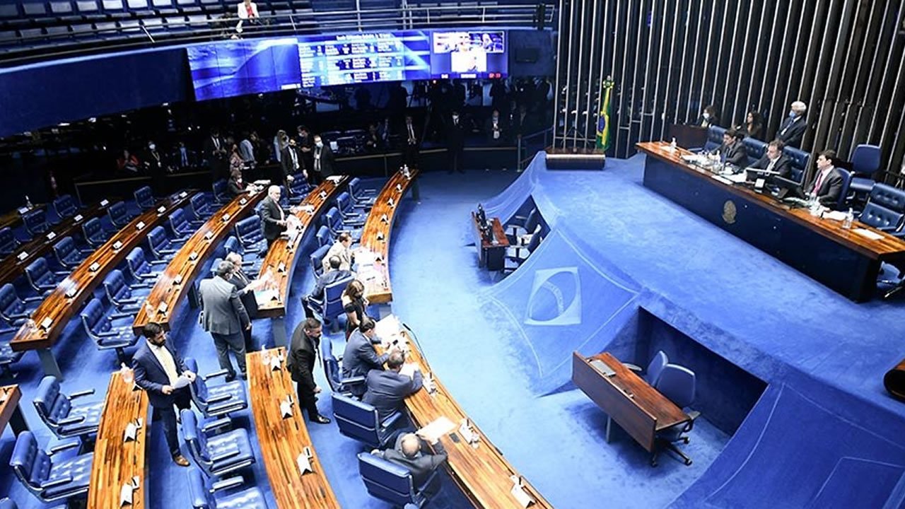 Senado aprova PEC que aumenta Auxílio Brasil para R$ 600 e cria voucher para caminhoneiro e auxílio para taxista