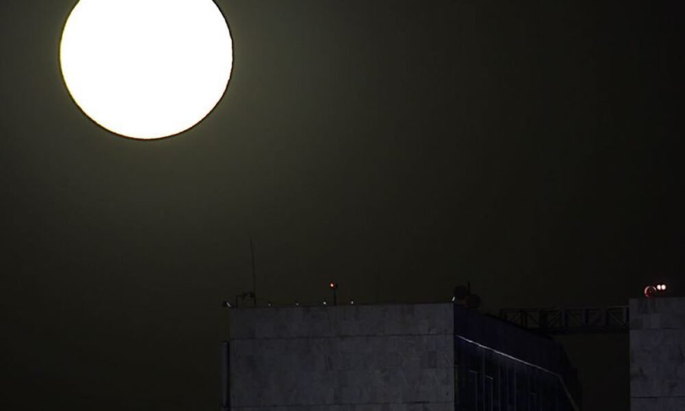 Superlua será visível na noite desta terça-feira