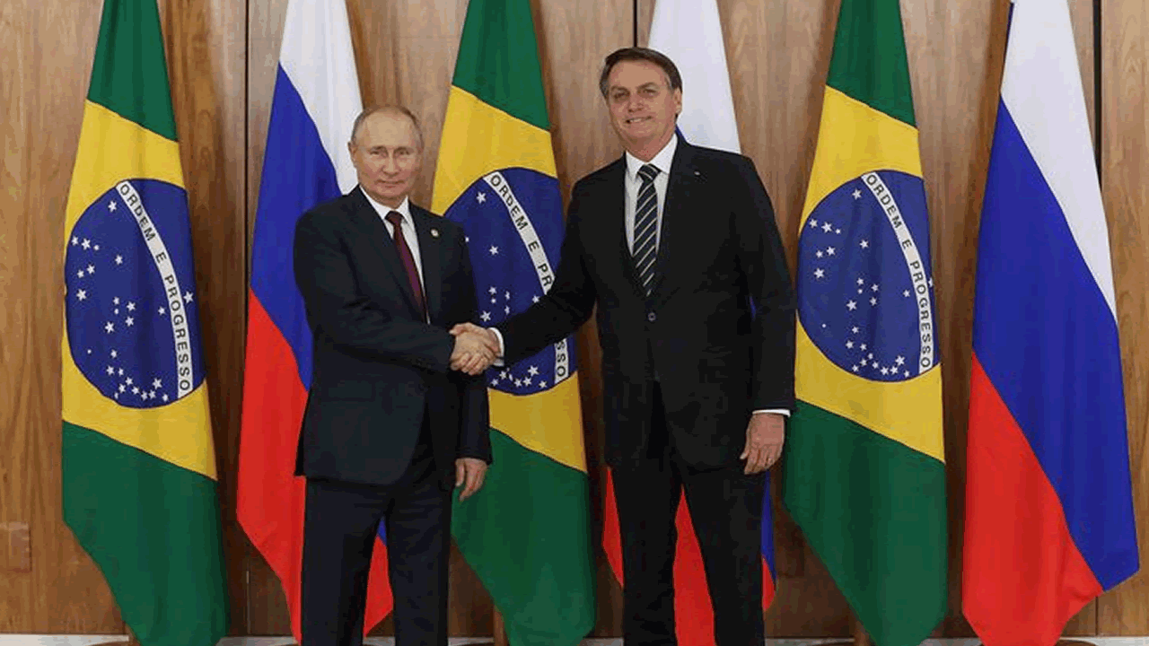 Vladimir Putin promete a Jair Bolsonaro manter envio de fertilizantes ao Brasil