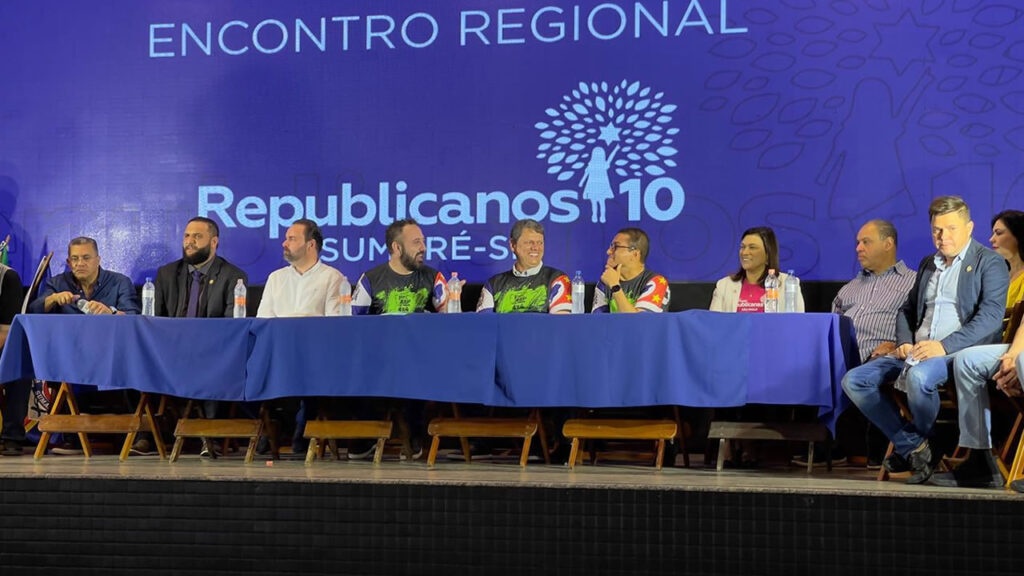 ‘Escolas precisam estar conectadas no Estado’, diz Tarcísio de Freitas durante evento em Sumaré (SP)