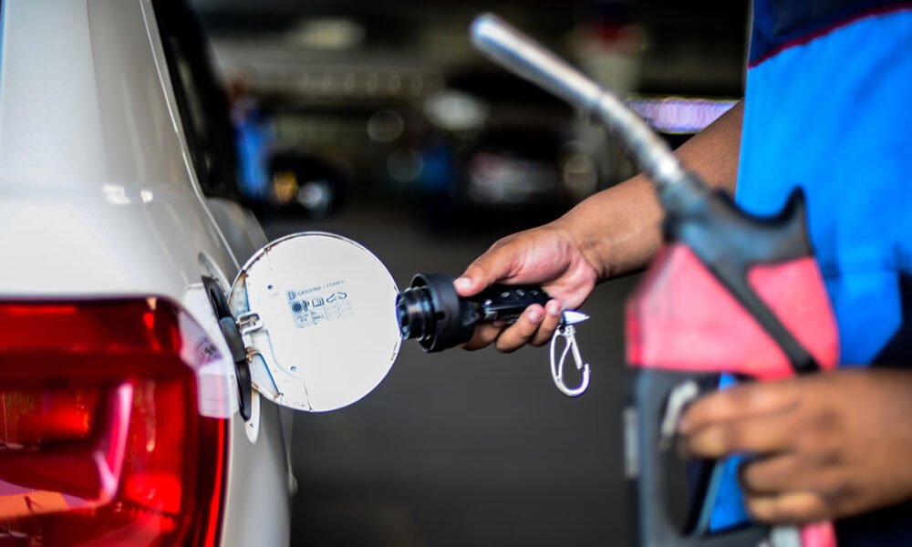 Petrobras reduz preço da gasolina em R$ 0,20 nas refinarias a partir de quarta-feira