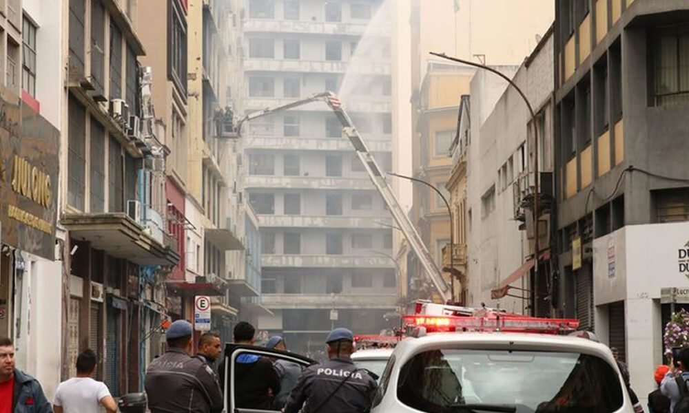 Prédio atingido por incêndio na 25 pode desabar; prefeitura vai pedir demolição