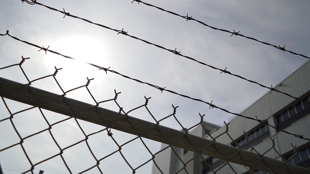 Câmara dos Deputados aprova projeto que extingue saídas temporárias de presos