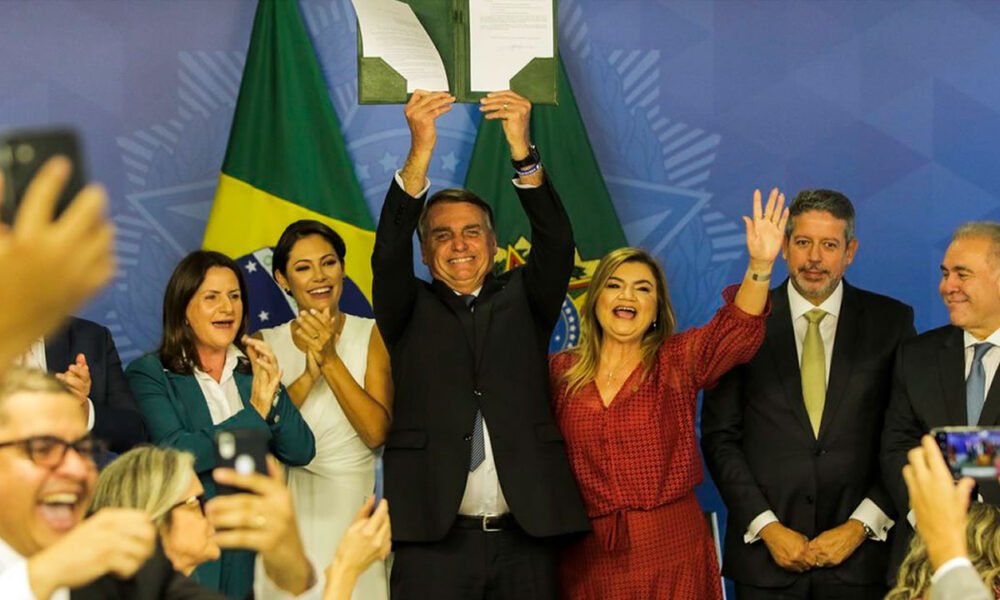 Presidente Jair Bolsonaro sanciona piso salarial de R$ 4,7 mil para enfermeiros
