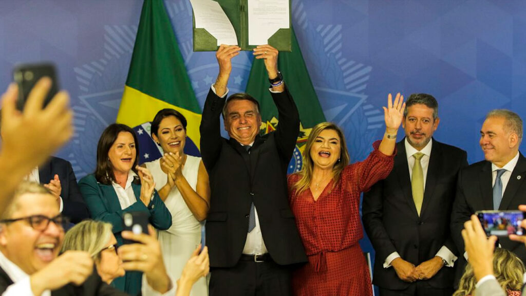 Presidente Jair Bolsonaro sanciona piso salarial de R$ 4,7 mil para enfermeiros