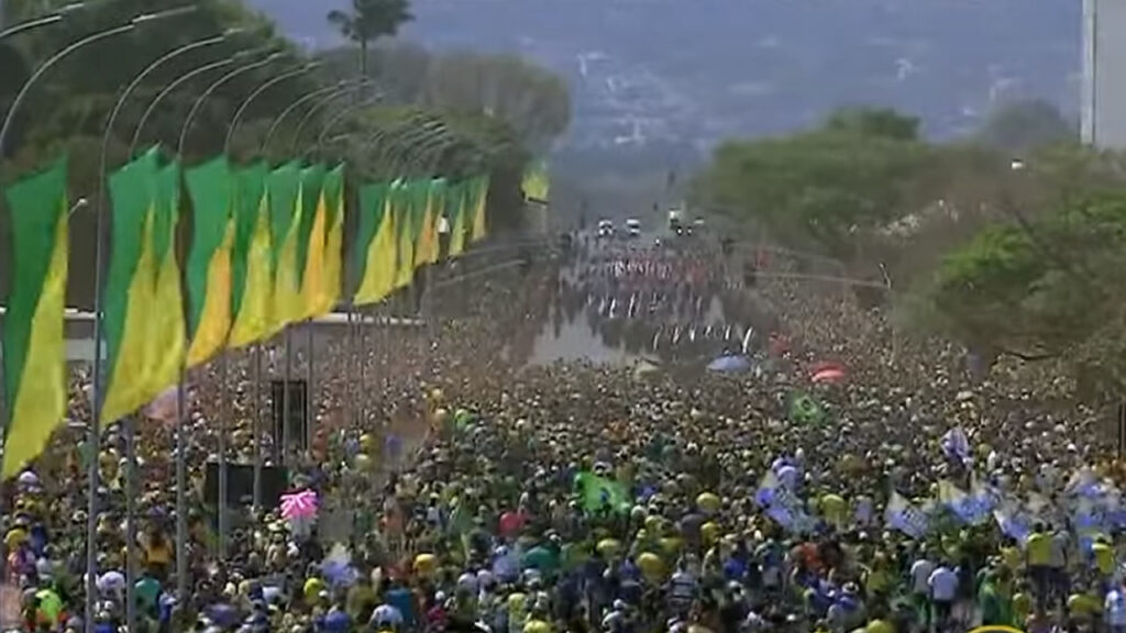 Desfile em comemoração ao Bicentenário reúne multidão na Esplanada