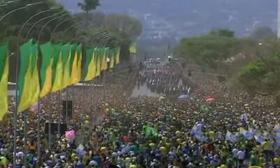 Desfile em comemoração ao Bicentenário reúne multidão na Esplanada