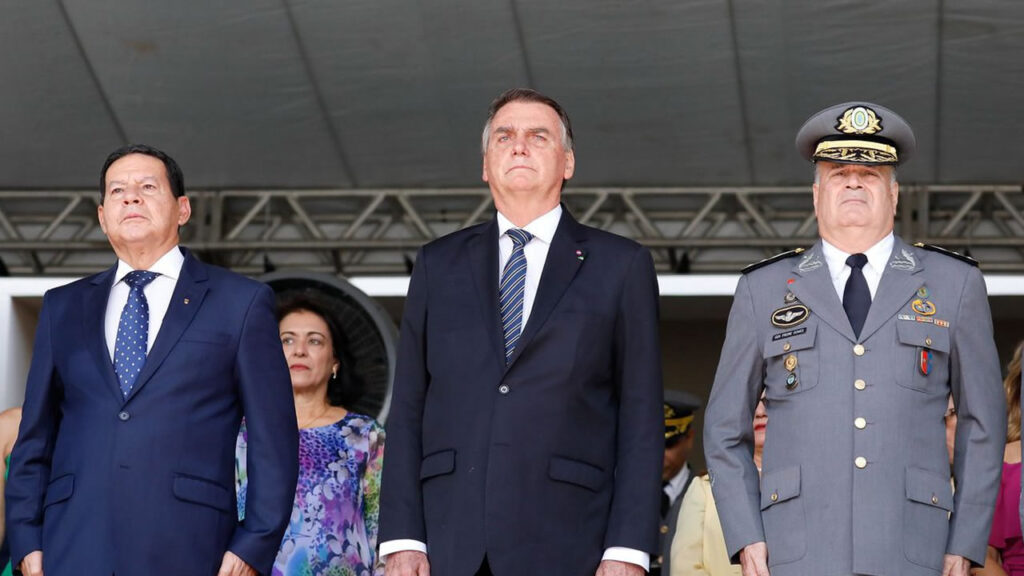 Presidente Bolsonaro participa de formatura de cadetes na Aman