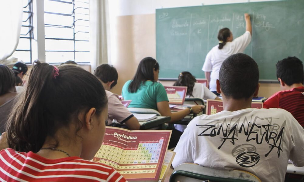 Educação de SP pagará R$ 193 milhões em bônus para servidores no dia 29