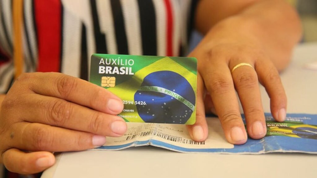 Mais de 21,6 milhões de famílias recebem o Auxílio Brasil em dezembro