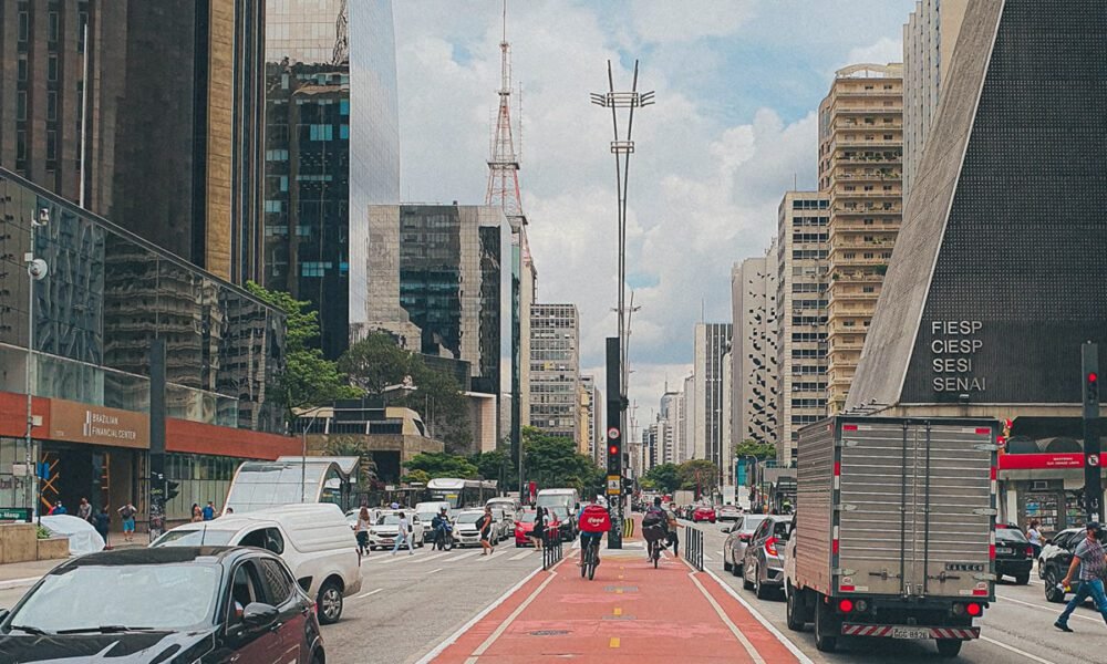 Palco do réveillon 2023 começa a ser montado na Avenida Paulista