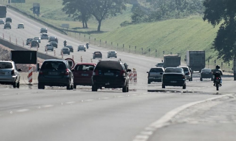 Rodovias paulistas têm pontos de lentidão nesta segunda-feira (26)