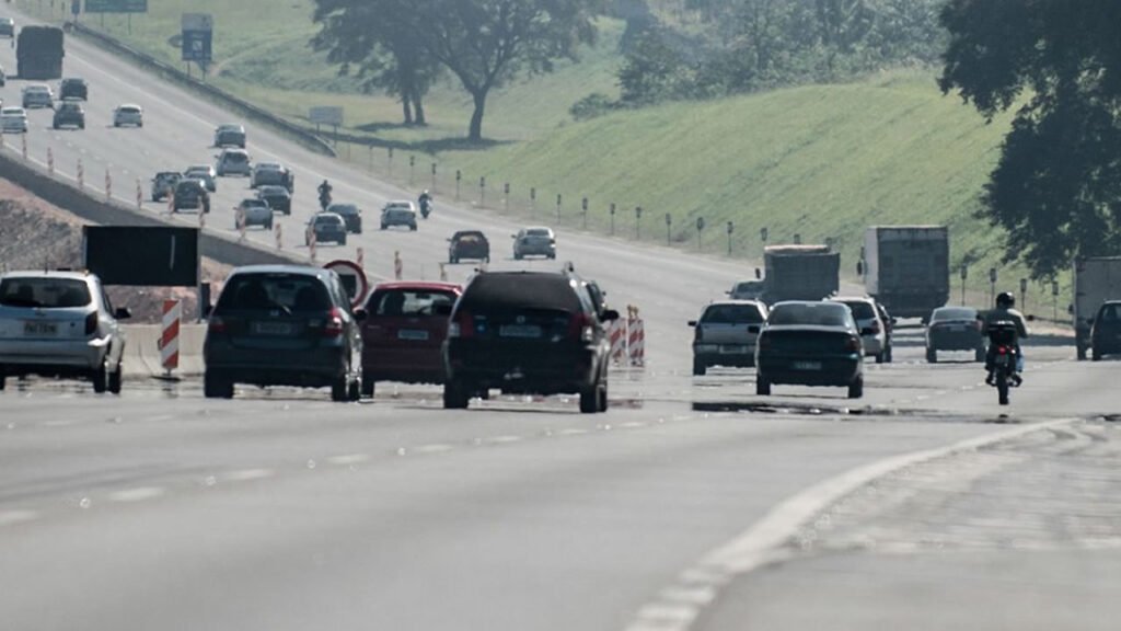 Rodovias paulistas têm pontos de lentidão nesta segunda-feira (26)