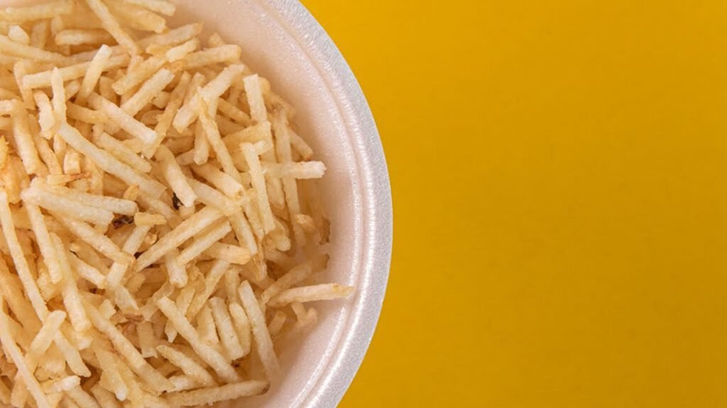 Saiba como ter mais crocância nos pratos empanando com batata palha