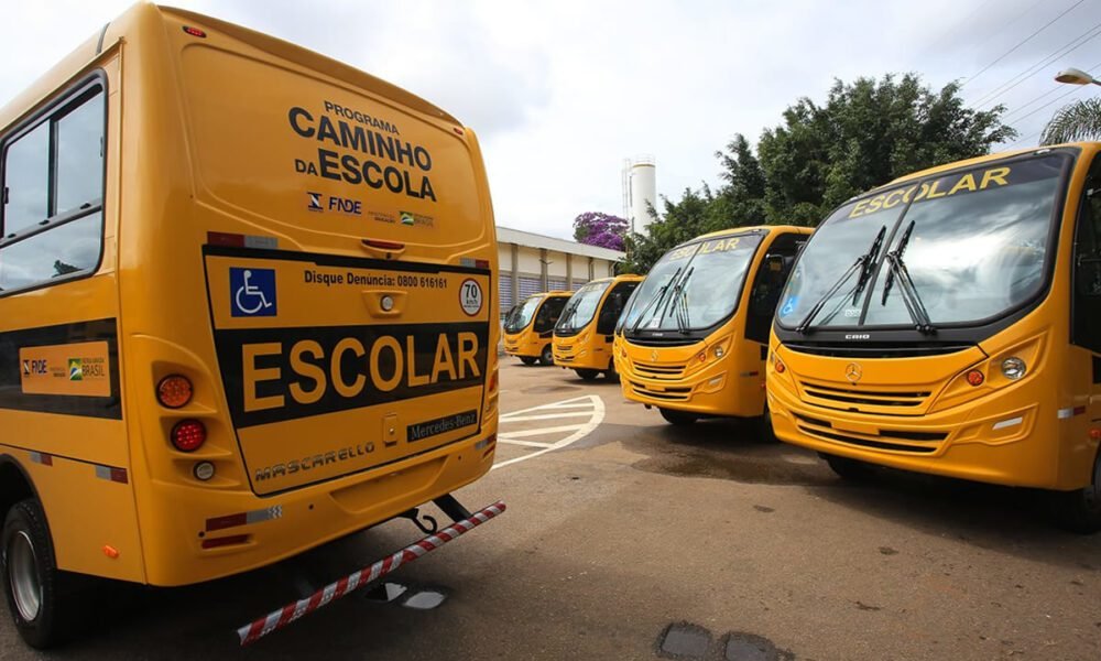 Governo de São Paulo entrega 73 ônibus escolares
