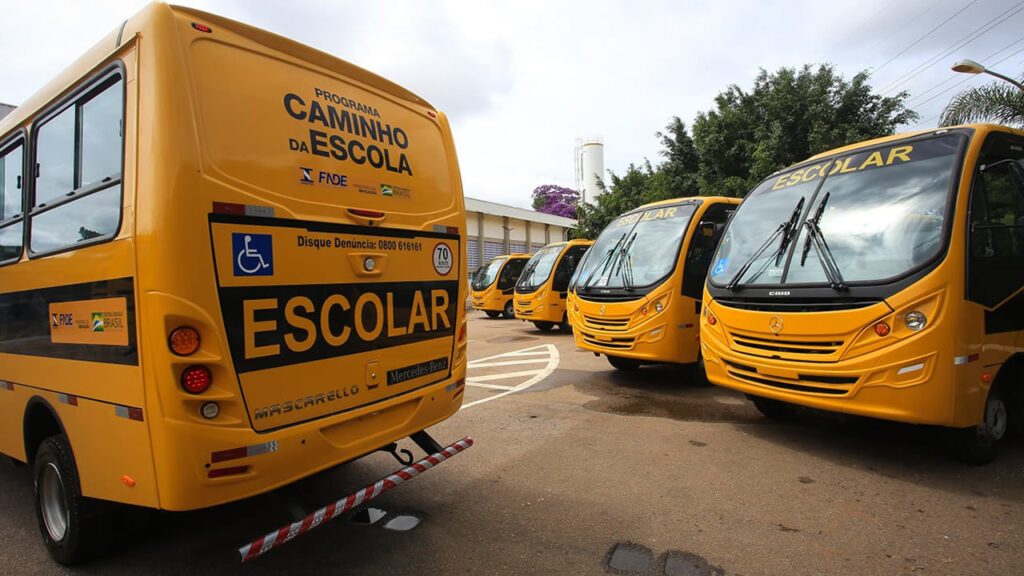 Governo de São Paulo entrega 73 ônibus escolares