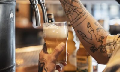 Academia da Cerveja, da Ambev, e escolas cervejeiras oferecem formação gratuita para trabalhar no mercado de serviço de bares e restaurantes