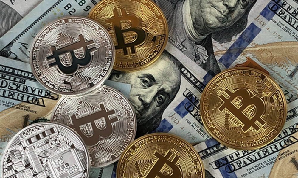 Moedas de prata e ouro de bitcoin e dólares americanos