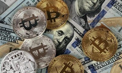 Moedas de prata e ouro de bitcoin e dólares americanos