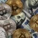 Moedas de prata e ouro de bitcoin e dólares americanos