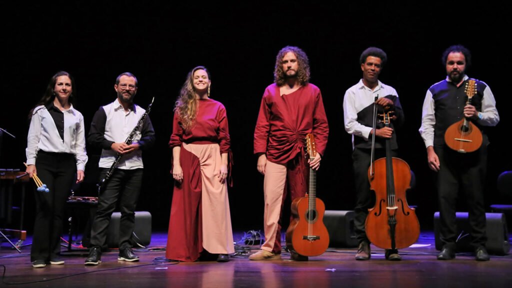 Espírito Santo do Pinhal recebe turnê ‘Passim 7 anos aqui e lá’ com apresentação musical gratuita no Theatro Avenida neste sábado, dia 15