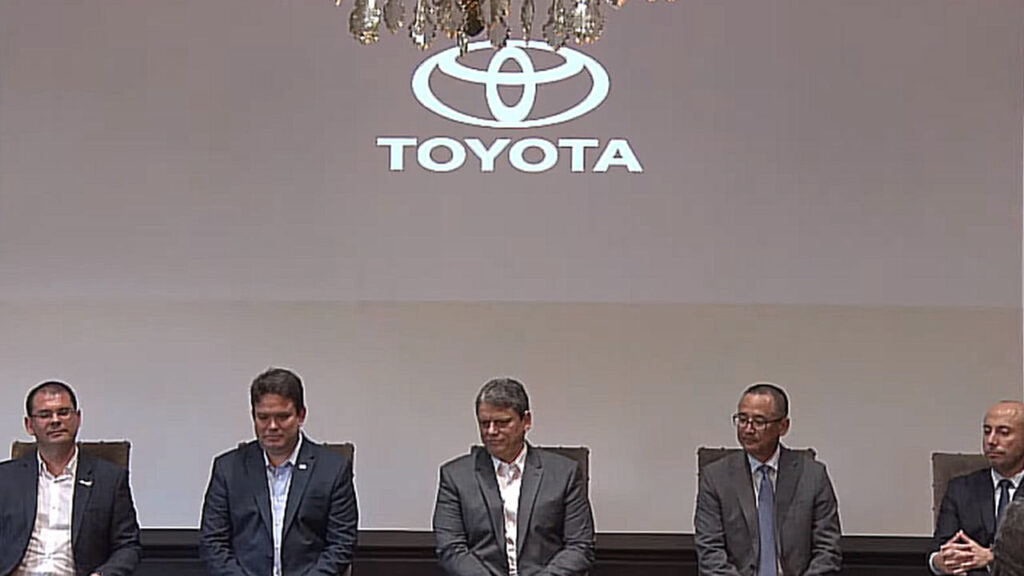 Governo de SP e Toyota anunciam investimento de R$ 1,7 bilhão para produção de compacto híbrido-flex