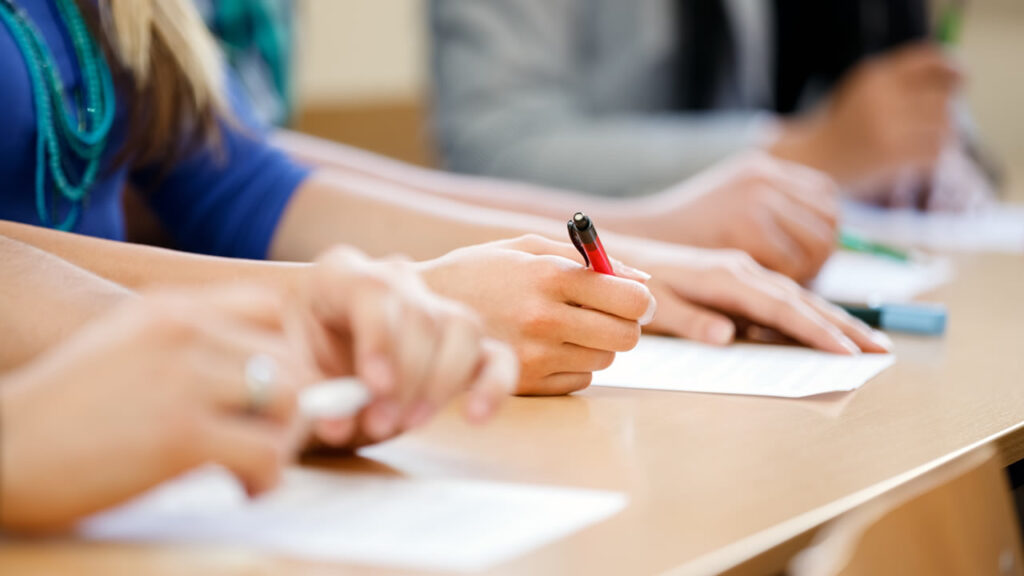 Governo de SP lança edital para concurso público que vai contratar 15 mil professores