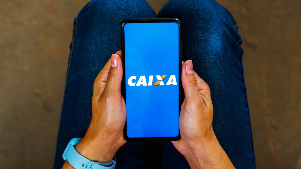 CAIXA ECONOMICA FEDERAL SEGURANDO CELULAR