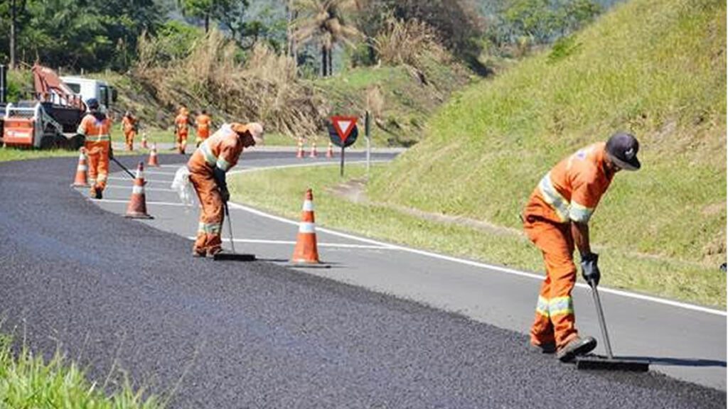 Renovias executa troca de sinalização e reparo no pavimento em diversos trechos da malha viária