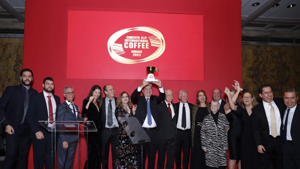 Café brasileiro é eleito melhor do mundo Brasil vence a 8ª edição do Prêmio Internacional de Café Ernesto Illy com a São Mateus Agropecuária