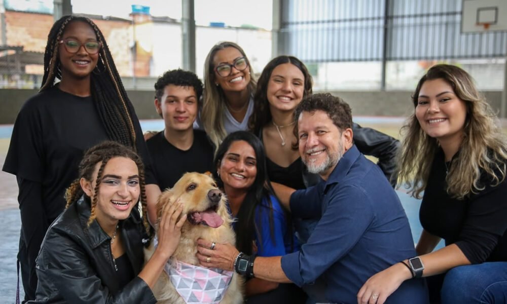 ‘Procão’ Paulista Escola de SP recebe estudantes com pet terapia antes da avaliação que oferece vagas nas universidades