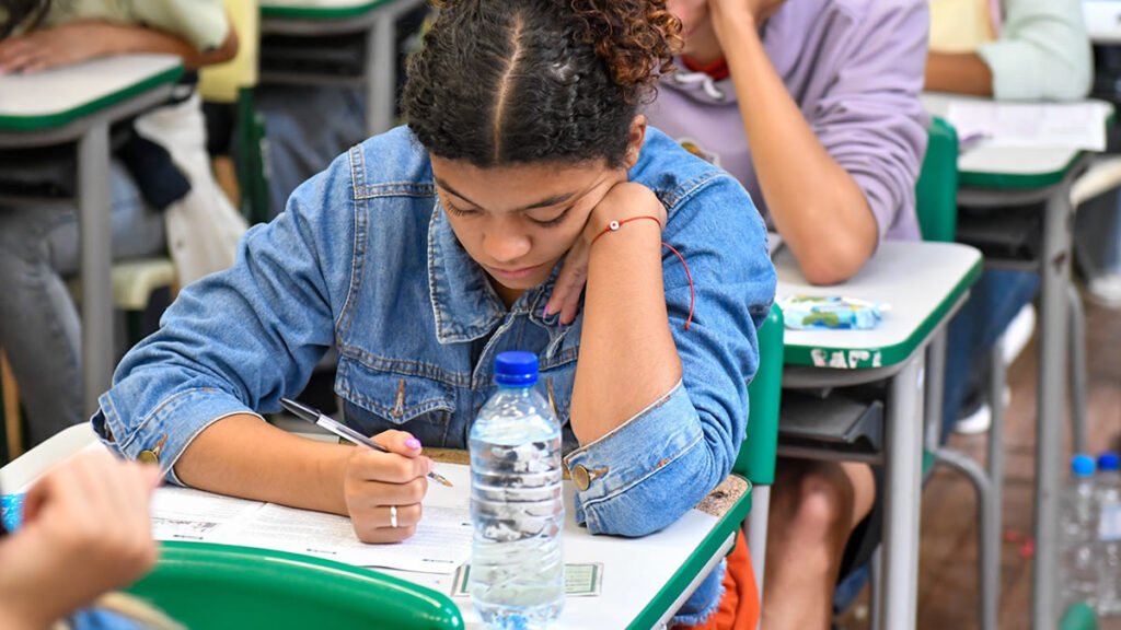 Provão, Enem e vestibulares Alunos de SP recebem orientação para solicitar ou atualizar documentos antes do período de provas