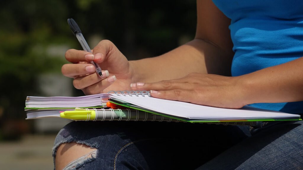 Estudante escrevendo