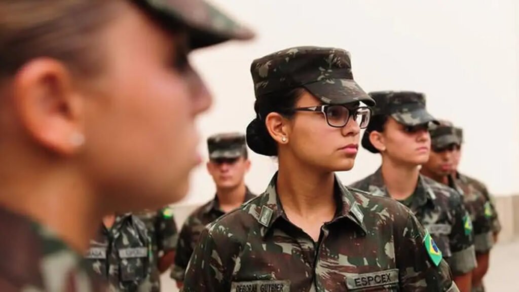 Mulher com farda do Exército brasileiro