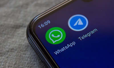 Tela de um celular com fundo preto exibindo icones do WhatsApp e do Telegram