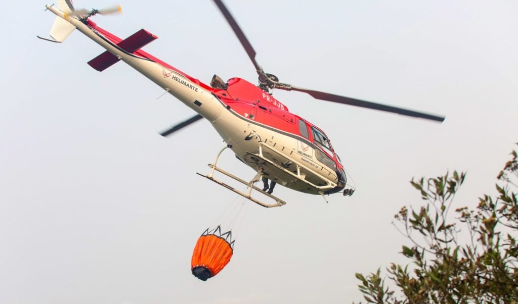 Foto exibe aeronave utilizado para combater incêndios