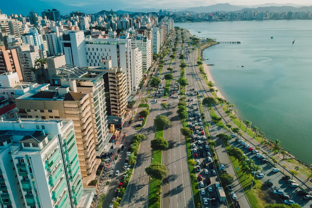 Foto exibe a beira mar de Florianópolis, Santa Catarina