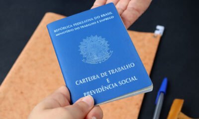 Homem entregando carteira de trabalho