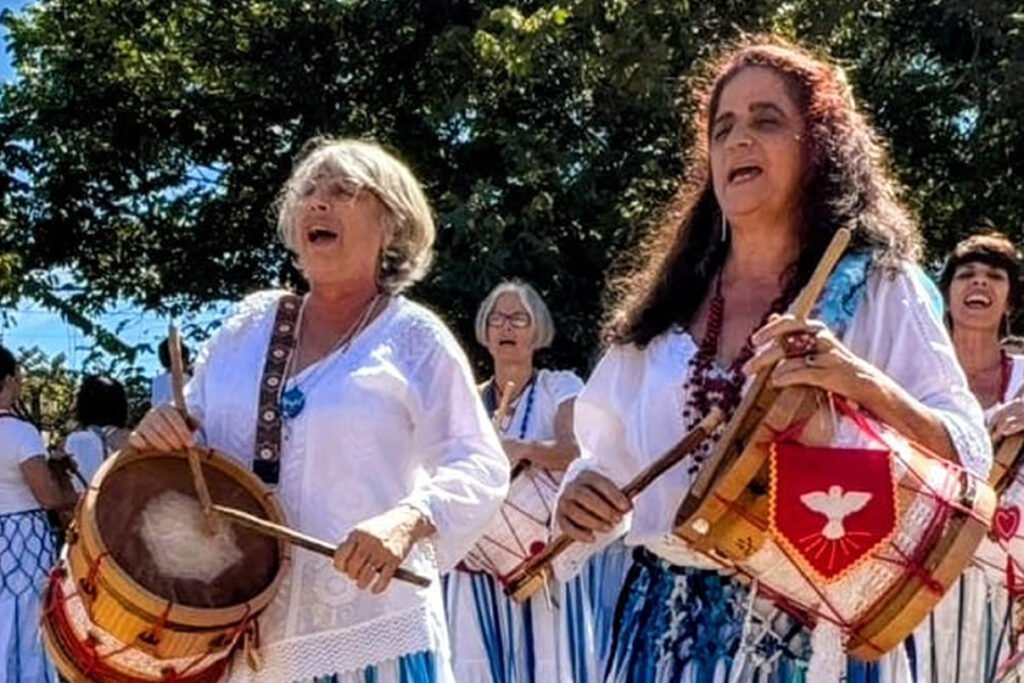 Foto exibe Cristina Bueno e Inês Viana ministrando oficina de Tambores