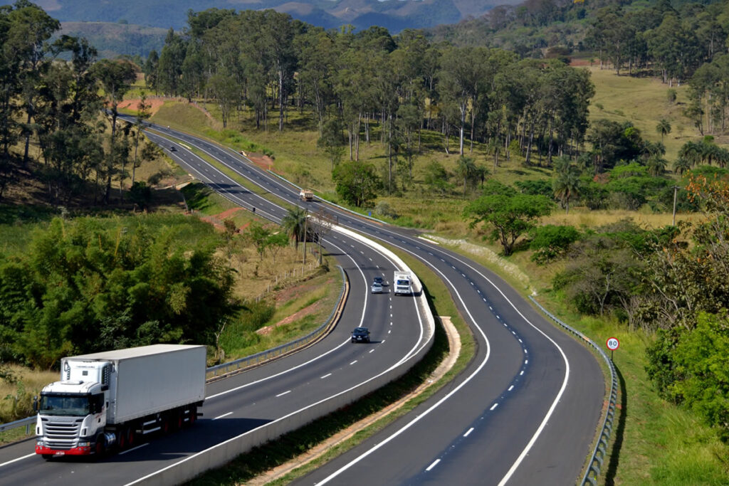 Foto exibe rodovia da Renovias