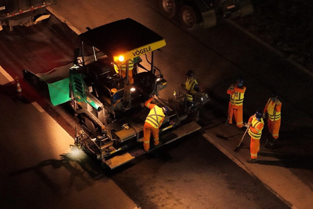 Foto exibe homens da Renovias trabalhando nas obras da SP-340