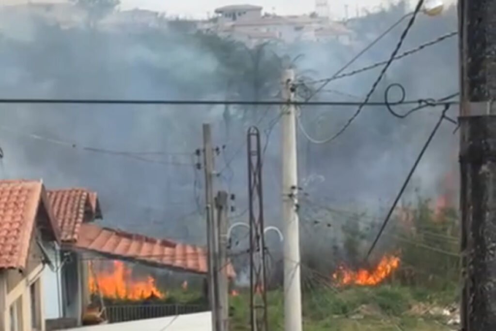 Foto exibe incêndio em Espírito Santo do Pinhal