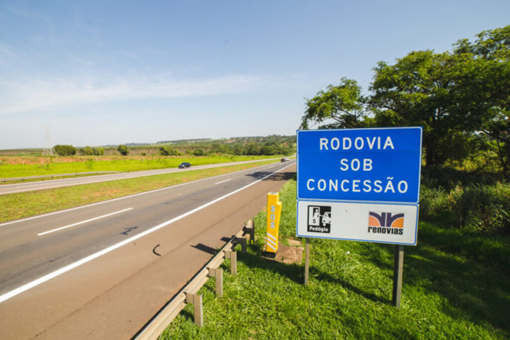 Placa exibe rodovia sob concessão da Renovias