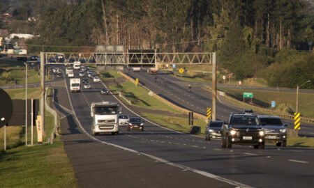 Foto exibe trânsito de veículos nas rodovias da Renovias