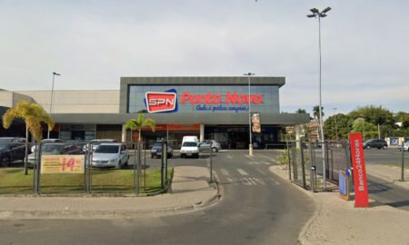 Foto exibe faixada do Supermercado Ponto Novo em Pinhal