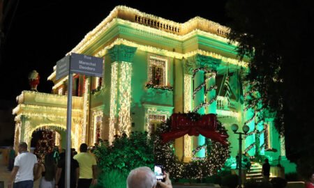 Luzes de natal decorando casarão em São João da Boa Vista