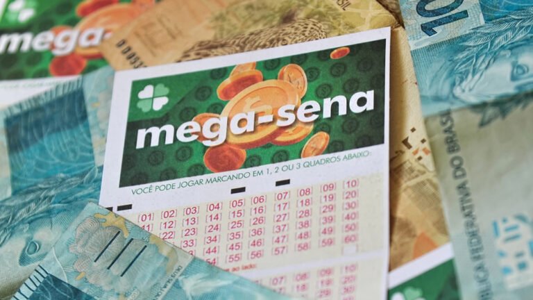 Foto exibe bilhete da Mega-Sena e notas de reais em volta